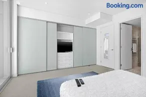 Beachside Luxury Penthouse with Breathtaking Views and Private Rooftop Terrace - Image 5