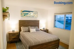 1 Block from Beach - Steps from Restaurants & Shops - Image 3