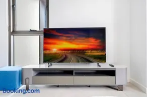 Stylish 2BR Apt with Pool & Views Near Parramatta - Image 5