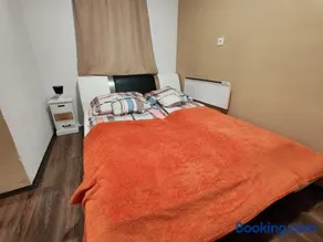 Zo. Low Budget House - Image 3