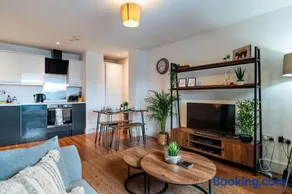 Central & Spacious Maidstone Apartment by ComfyWorkers - Image 2