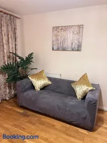 Oxford four-Bedrooms detached house with driveway parking - Image 3