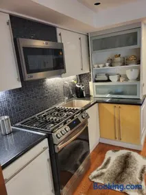 Downtown Toronto House Central 2BED 2BATH Subway Free Parking - Image 5