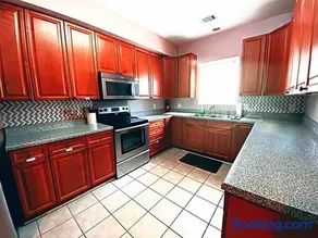 3 Story Lake House Near Historic Downtown - Image 1