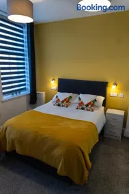 Double Ensuite Bedroom near Edinburgh - Image 2