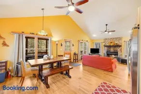 Serene Cabin Overlooking Large Pond - Image 3