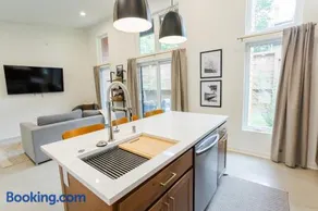 500 HOUSE - Stylish 1BR with Soaring Ceilings and Fire Table - C - Image 1