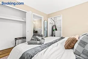 1st Floor 1BR Flat, King Bed, End Unit - Image 2