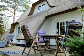 Ferienhaus Rubin mit Sauna und Kamin, Reetdachhaus am Walde - Image 3