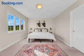 Spacious Family Getaway Near Nature & Dining - Image 4