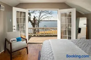 Lakefront House with Boat Dock, BBQ in Peaceful Flint - Image 1