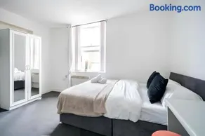 Stylish 3BR Derby Apartment - Sleeps 6, Central Location - Image 2