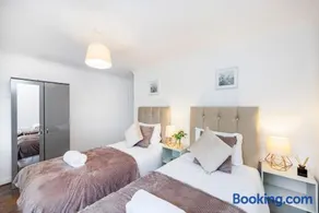 Cosy 2 Bed House w Parking nr Excel Docklands - Image 5