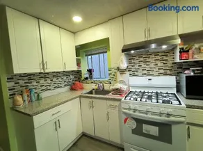 Vancouver Main Guesthouse- Airport 9 Min, Free Parking - Image 1