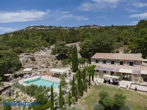 Exceptional country house with pool near Gordes - Image 1