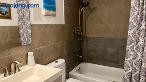 Private Rooms at Miami Centrally Located with free Parking - Image 5