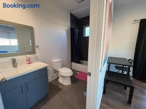Blue Central Stay Near USC, BMO Stadium & Downtown LA - Image 2