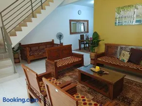 Kayu Cengal Homestay - Image 1