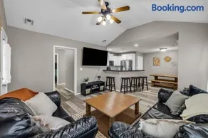 Spacious 3BR Home with KING Bed in Prime Location - Image 1