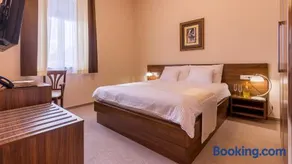 Hotel Maroon - Image 1