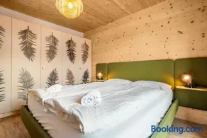 Stylish Alpine Hideaway with Panoramic Views - Image 1