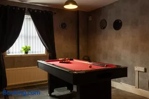 Getaway Accommodation with Pool Table and Jacuzzi! - Image 2