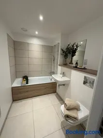 Vicarage grove close to metro link and train station with easy access to city centre Manchester United stadium and the Trafford centre - Image 4