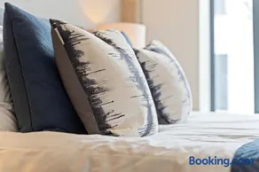 Richmond Row Apartments - Free On-Site Parking, WiFi & EV - Image 4