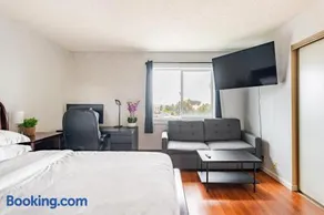 Cozy and Secure 3-Bedroom, 2-Bath Unit with 6 Beds and Beautiful Bay View - Image 2