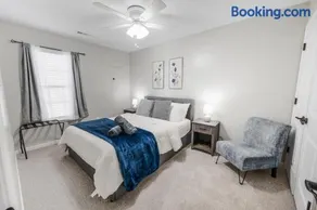 Luxury 3BR3BA 2 King Beds Fast WiFi Free Parking 5 Min to Liberty University & LYH Airport 10 min to Downtown Perfect for Families, Weddings & Business Travel - Image 4