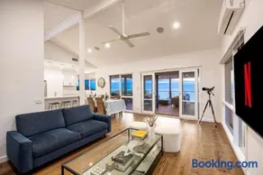 Martha's Maison Heated Spa & Unbeatable Bay Views - Image 1