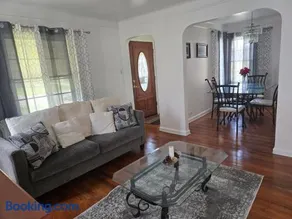 Chic City Charming Bungalow with all the Amentities Great Family Getaway! - Image 2