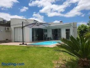 Quiosque com piscina e vista - Image 2