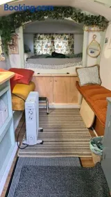 Blue bells Small but quirky & Cozy Shepherd's Hut - Image 2