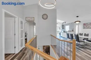 ModernOasis with AC&MovieRoom close to Downtown15' Banff 60' - Image 1