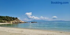Sunrise Suite Olympiada - Luxury Beachfront Escape - Image 3