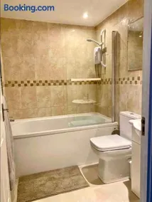 Kingmaker - Free Private Parking, Garden, TV, Fully Equipped - Image 4