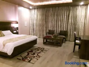 Maple Leaf Hotel - Image 2