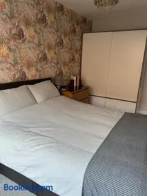 Large room, superking bed and en-suite wet room - Image 1