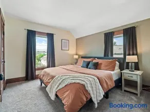 Entire Duplex w Historic District and Sleeps 12 - Image 3