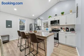 Two Dulles homes 1 price sleeps 16 w/EV parking - Image 2