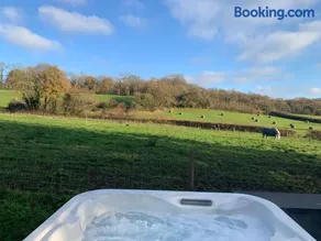 Ideally located Luxury Country Escape-The Lookout-with private garden dog friendly and private hot tub - Image 3