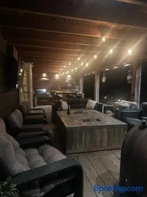 Studio with Pool Table and Optional Sauna & Hot Tub - Image 4