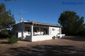 Attraente casa con griglia, terrazza e giardino - Image 1