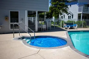 Relaxing Busy Bee C-7 by Simple Life Rentals - Image 2