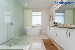 Elegant Five Bedroom Home Designed for Comfort and Space - Image 3