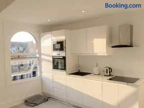 Prime Central Wimbledon - 2 bedroom flat next to Wimbledon Train Station - Image 2