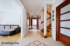 Golden Villas Garden Retreat - Private Garden & BBQ - Image 3
