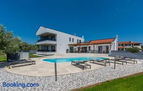 A lovely poolside villa in Krnica ideal for family - Image 2