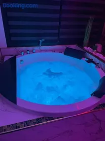 L'Aurore Love Room de prestige jacuzzi sauna piscine chauffée cuisine - Image 3
